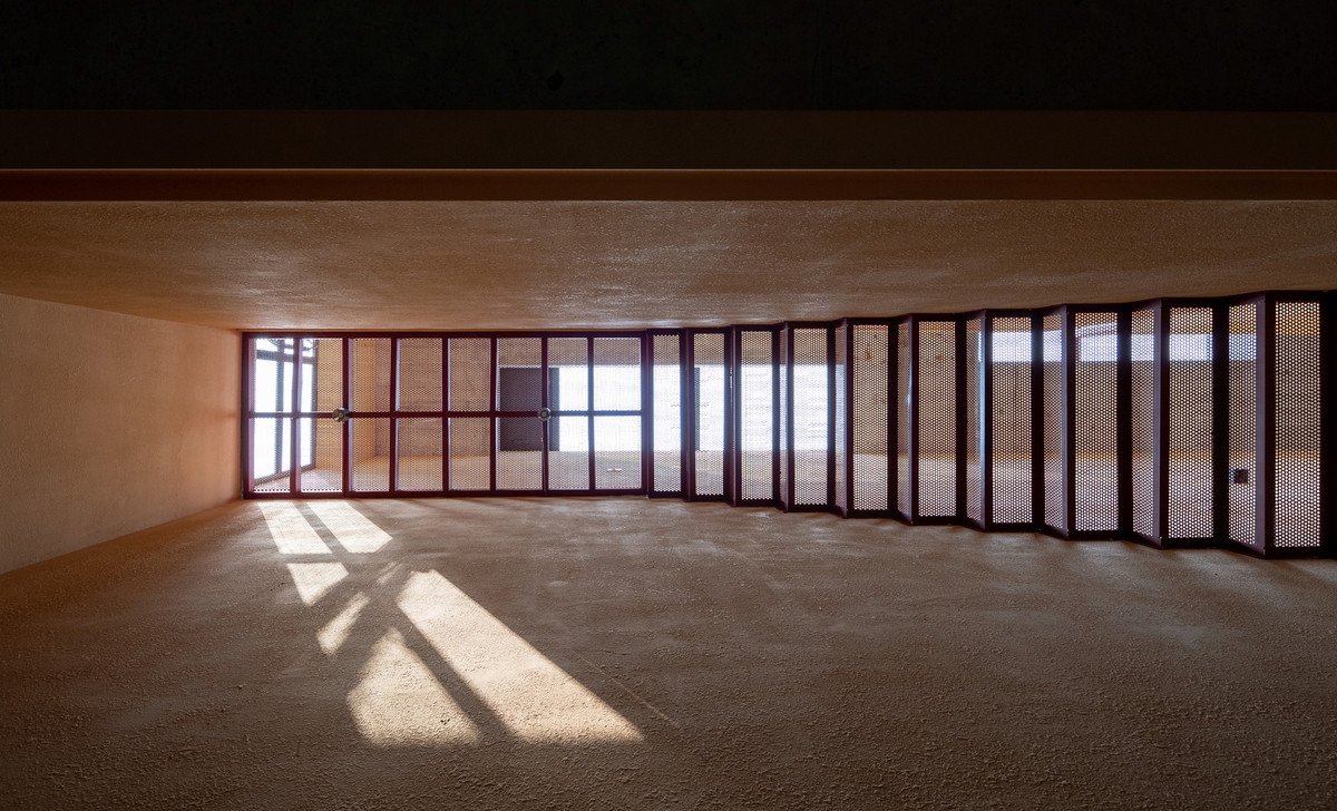 Cầu thang bằng lưới tạo nên hiệu ứng bóng đổ khi ánh sáng xuyên qua.