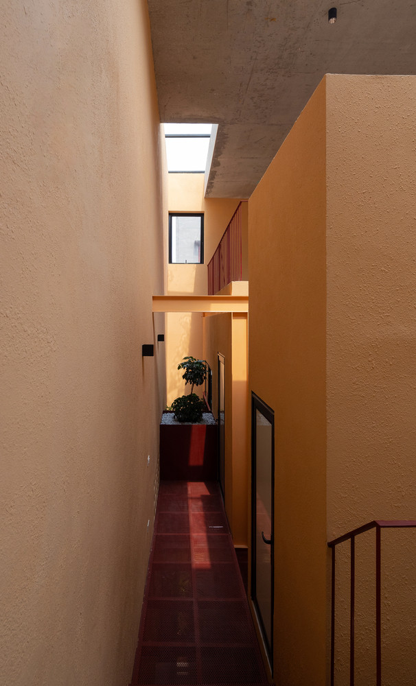 Trước khi cải tạo, đây là ngôi nhà 2 tầng được sử dụng từ những năm 2000 nay đã xuống cấp và không còn phù hợp với nhu cầu của gia đình hiện tại. Vì vậy, gia chủ và nhóm thiết kế mong muốn mang lại một không khí mới cho dạng nhà ống thông thường.