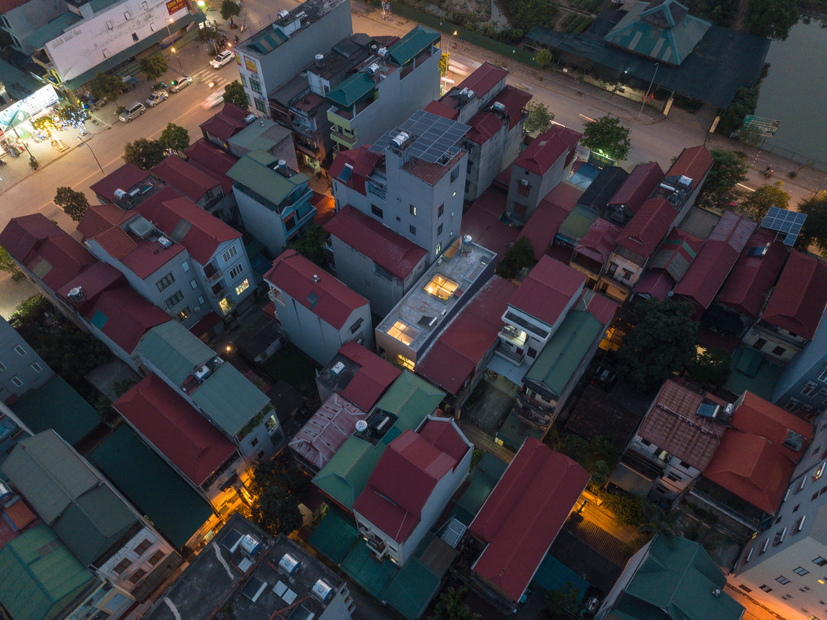 Trau Quy house là ngôi nhà thiết kế dành riêng cho một gia đình trung niên có lối sống giản dị, hoài cổ và nội tâm ở Hà Nội.