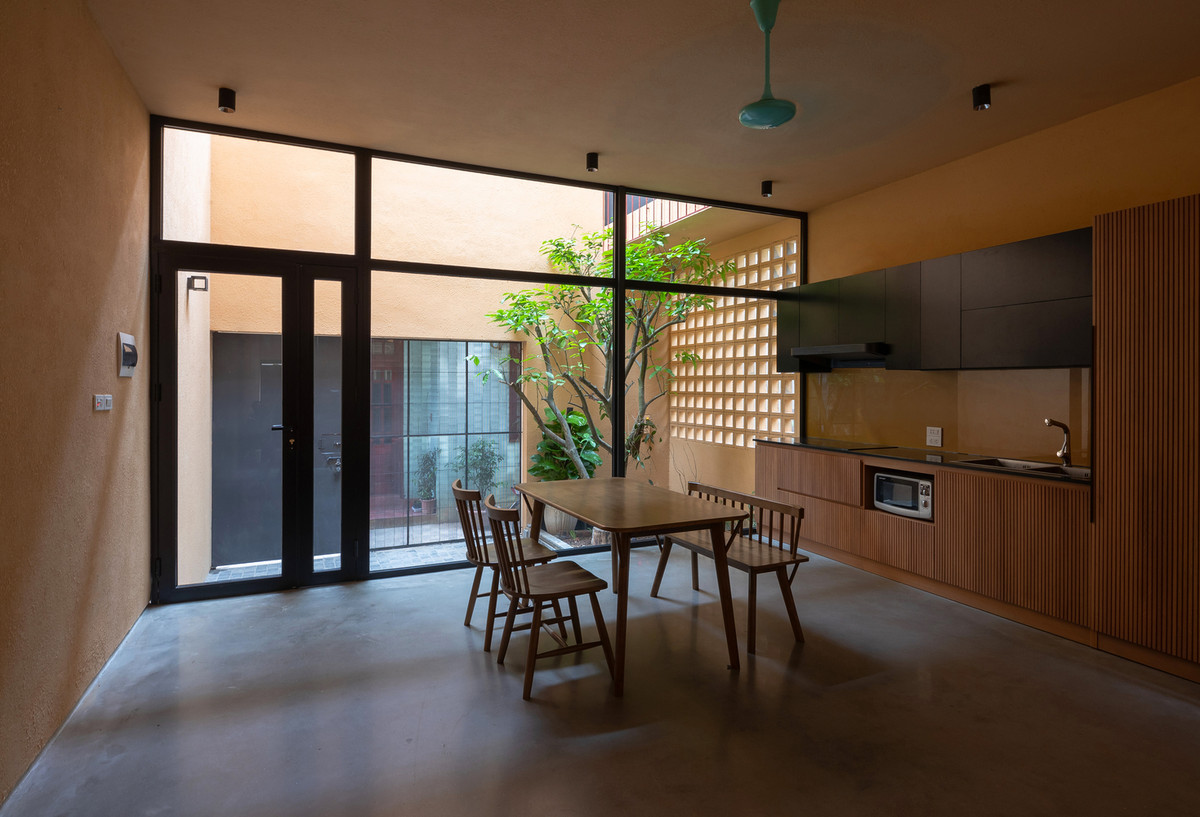 Khu bếp đặt sát giếng trời đem lại sự gần gũi với thiên nhiên và tạo sự thông thoáng.