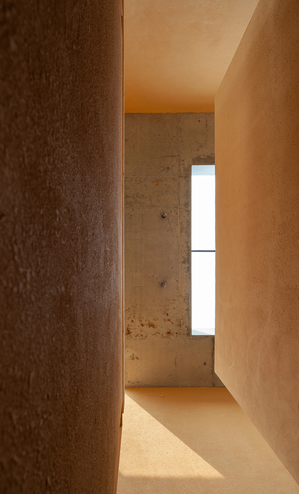 Với nỗ lực tạo ra không gian khác biệt so với hình thái nhà lô, nhưng nhà Trâu Quỳ vẫn chỉ sử dụng những phương thức xây dựng và vật liệu thông thường như kết cấu khung bê tông cốt thép, gỗ tự nhiên, gạch và thép.