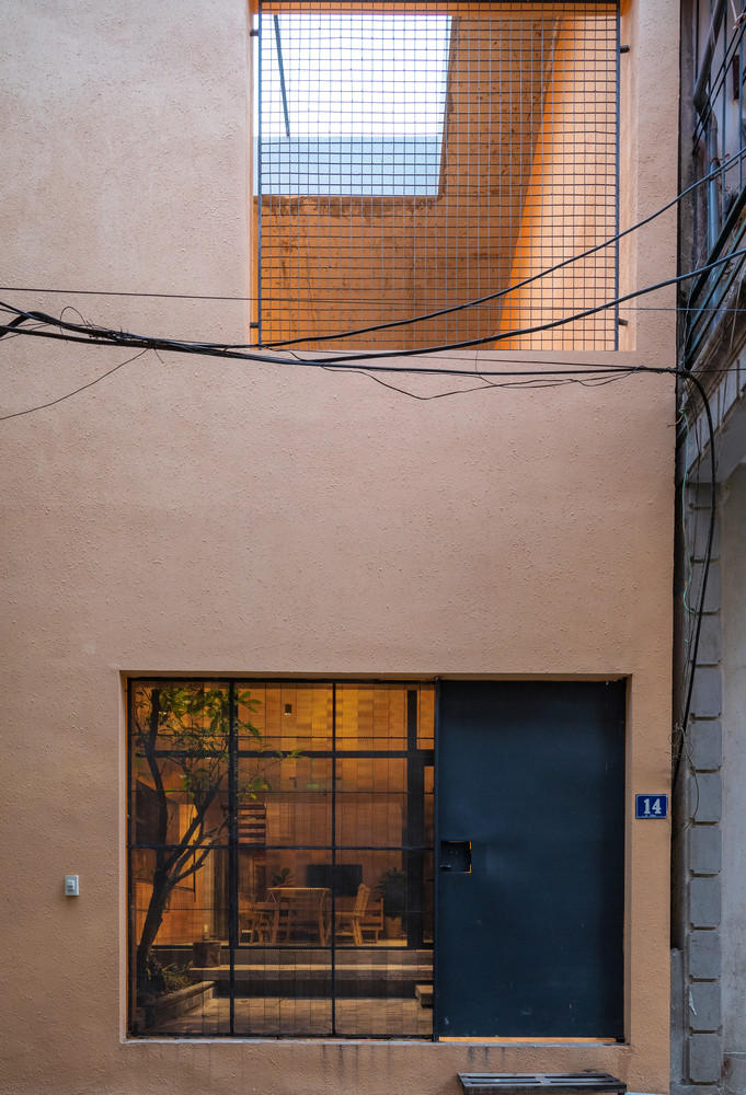 Theo đó, kiến trúc sư bố trí cửa sắt lưới kết hợp vừa đảm bảo an toàn vừa thông thoáng.