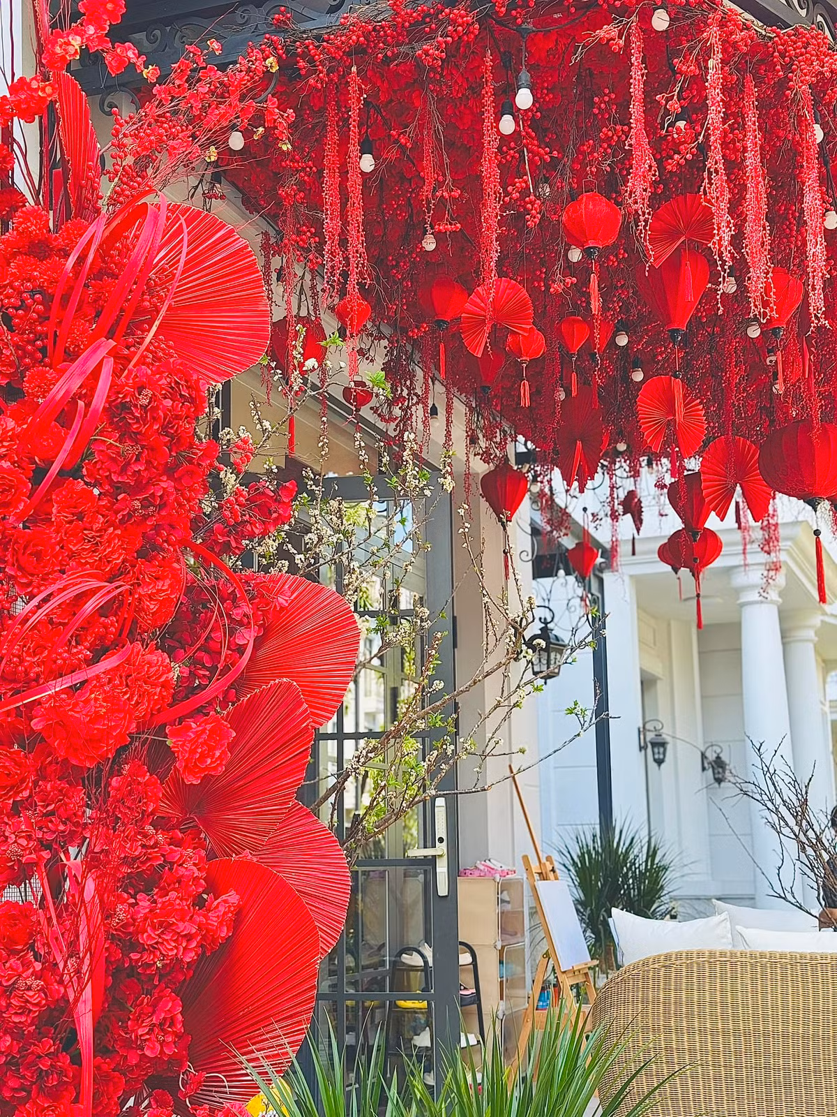 Gần Tết Giáp Thìn 2024, "nữ đại gia quận 7" thuê đội ngũ trang trí chuyên nghiệp để tô điểm cho không gian căn biệt thự.