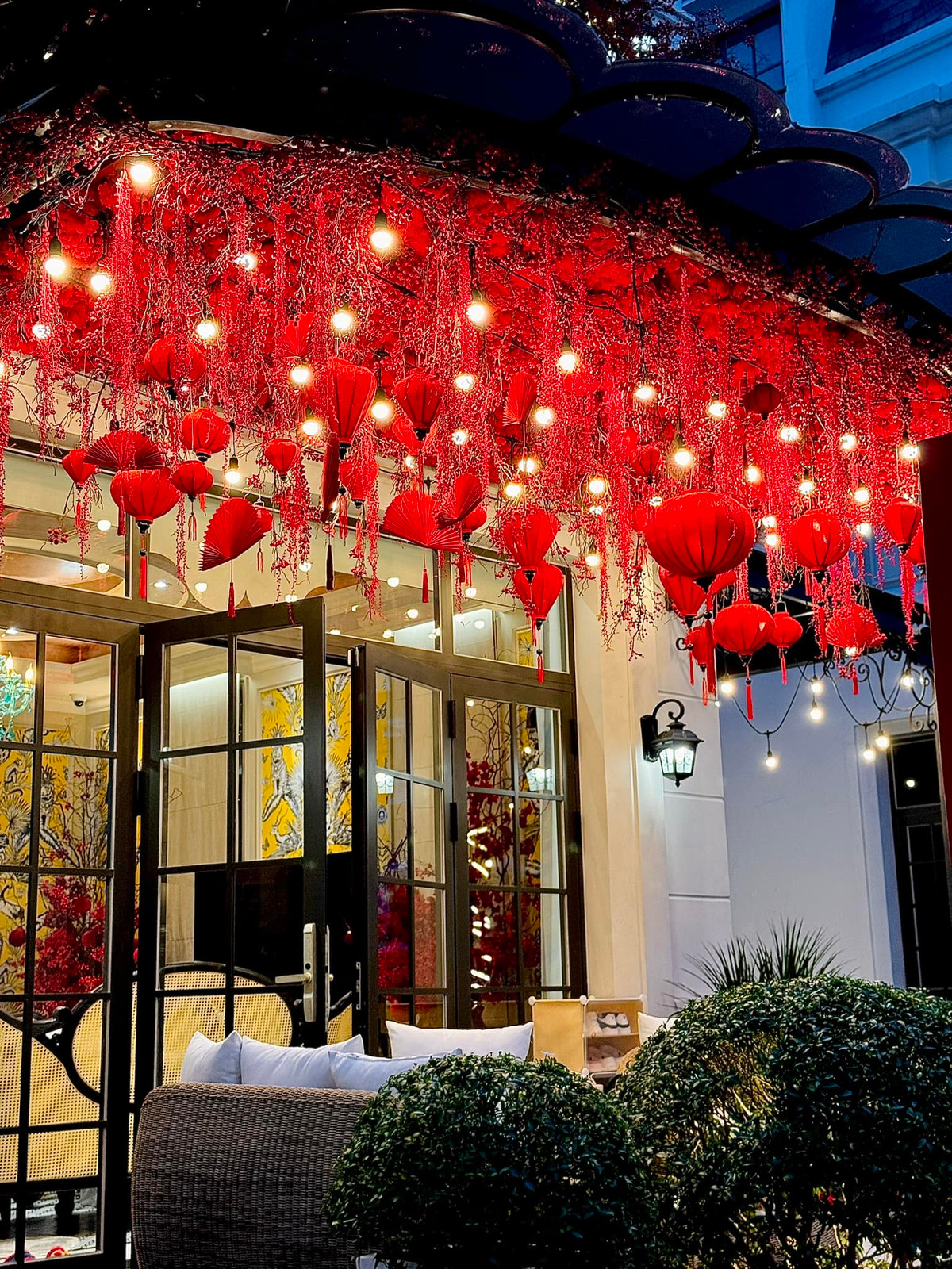 Không gian trước hiên nhà lung linh.