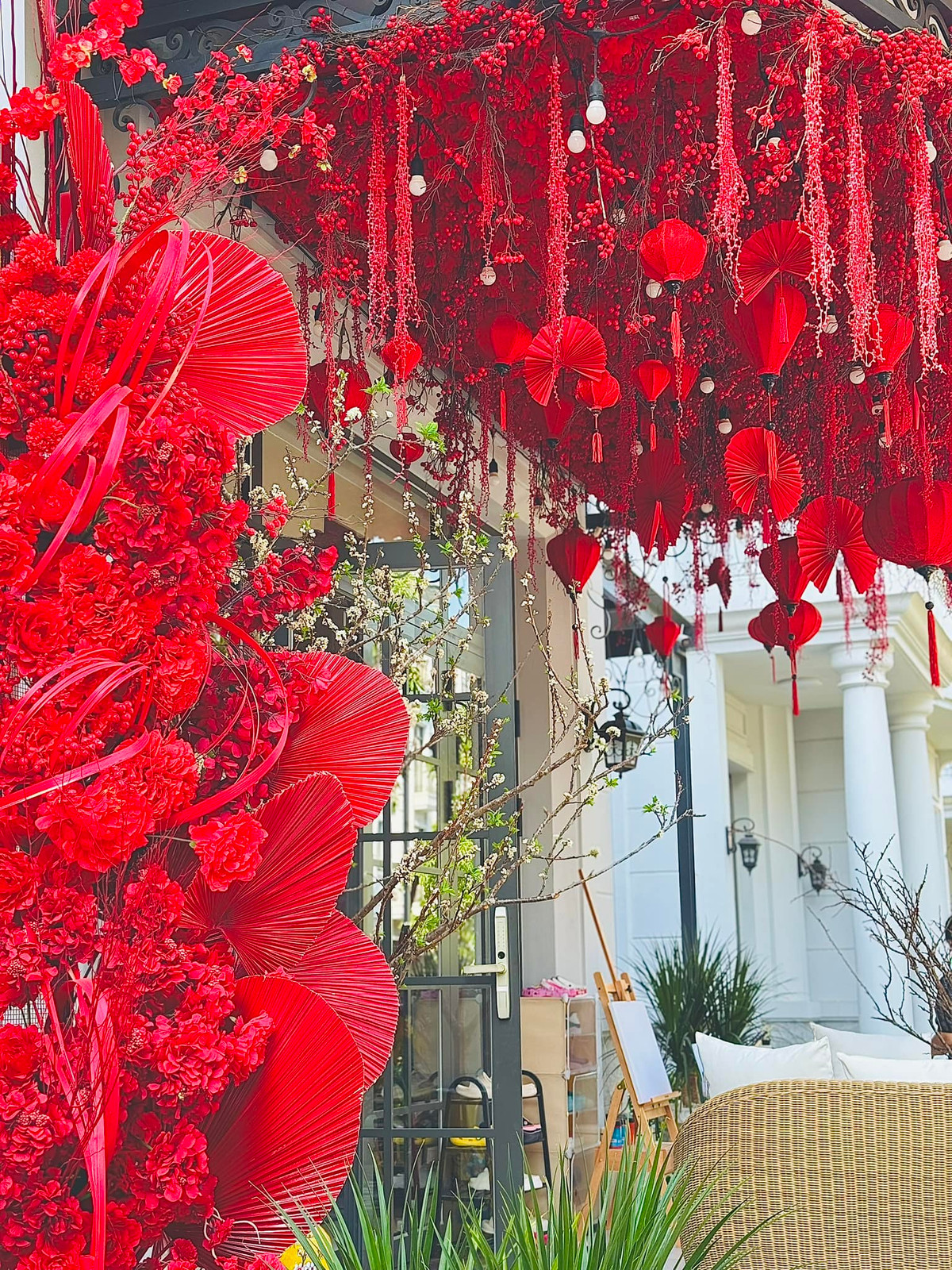 Gần Tết Giáp Thìn 2024, "nữ đại gia quận 7" thuê đội ngũ trang trí chuyên nghiệp để tô điểm cho không gian căn biệt thự.