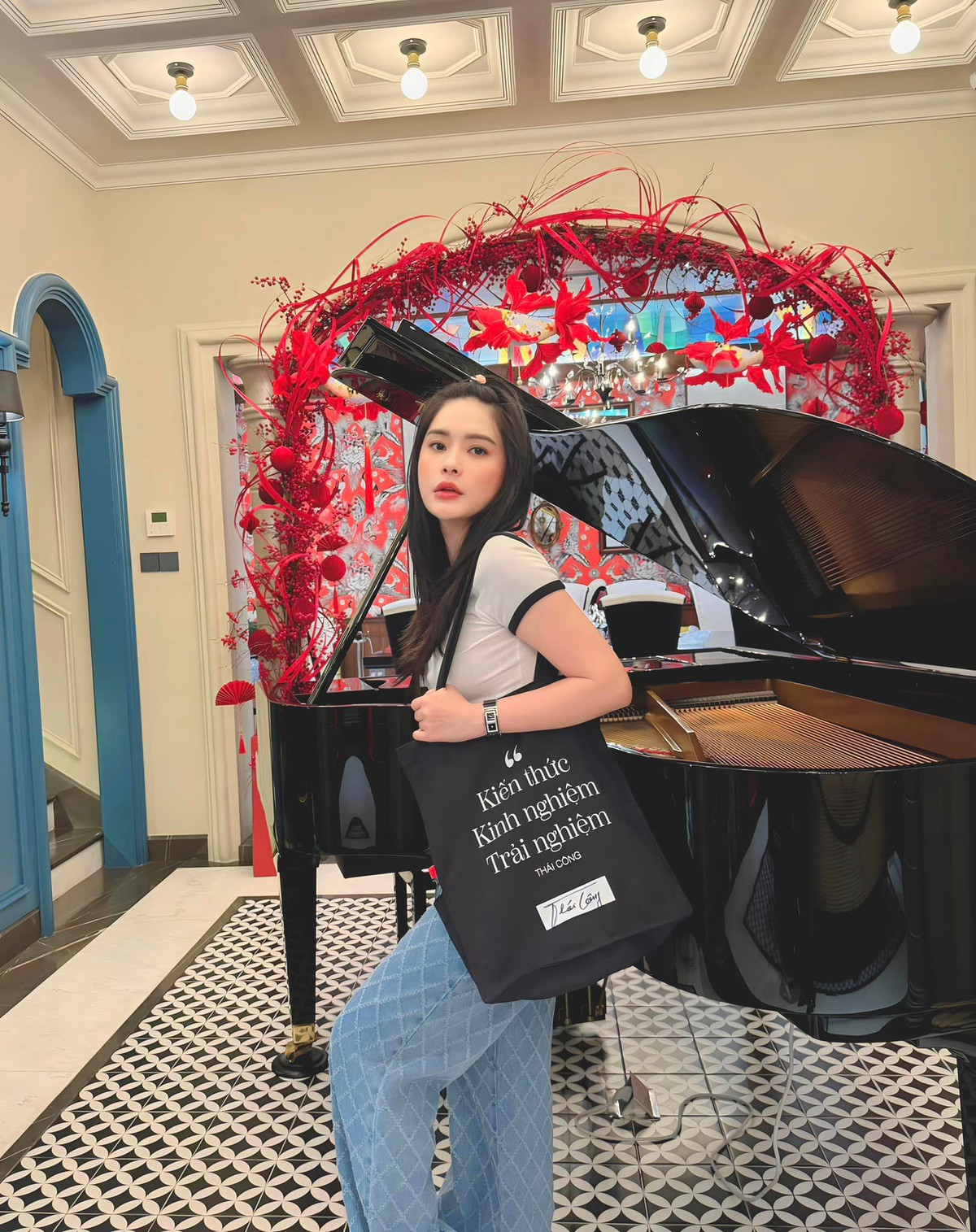 Nổi tiếng với độ giàu có và chịu chơi, dịp Tết nào Đoàn Di Băng cũng mạnh tay trang hoàng biệt thự thật lộng lẫy.