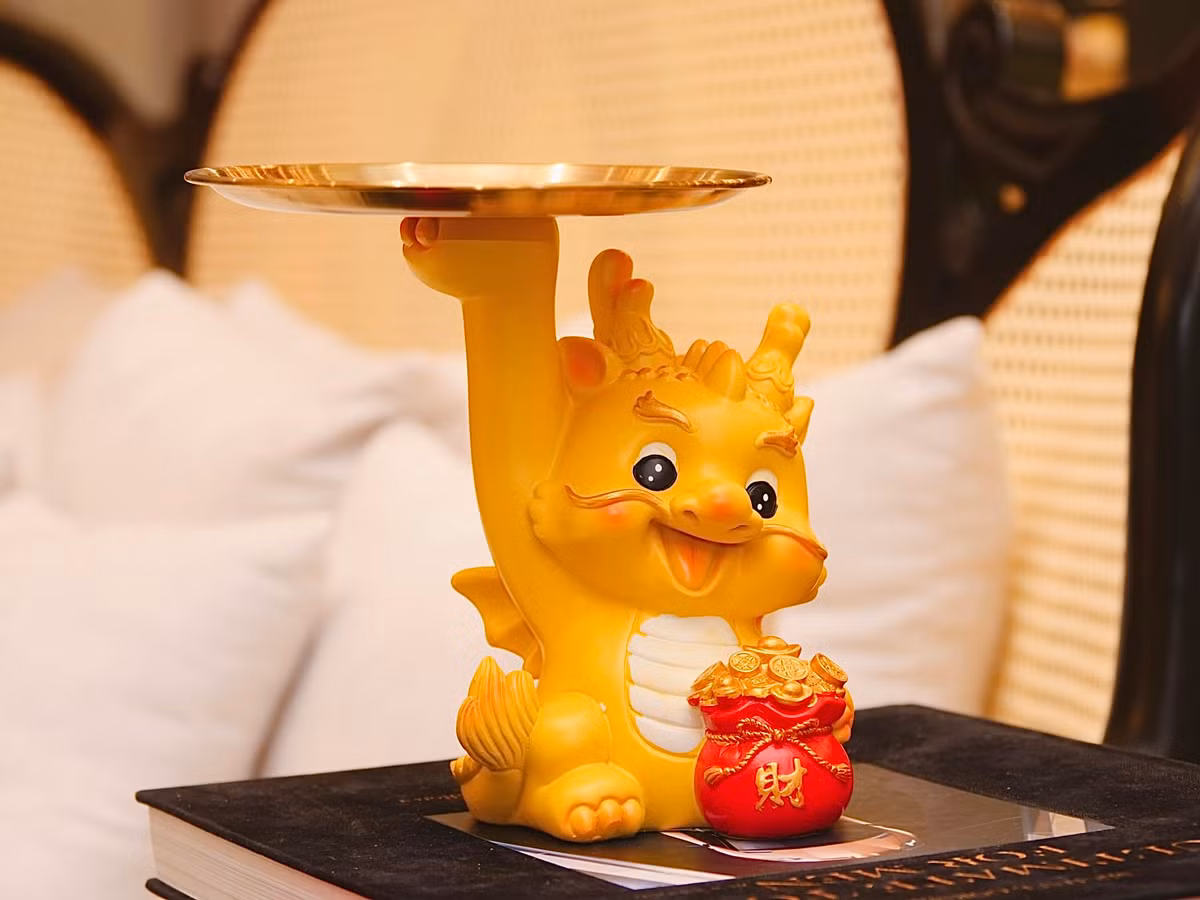 Tượng rồng ôm hũ vàng tài lộc hợp với năm Giáp Thìn. Nguồn ảnh: FBNV