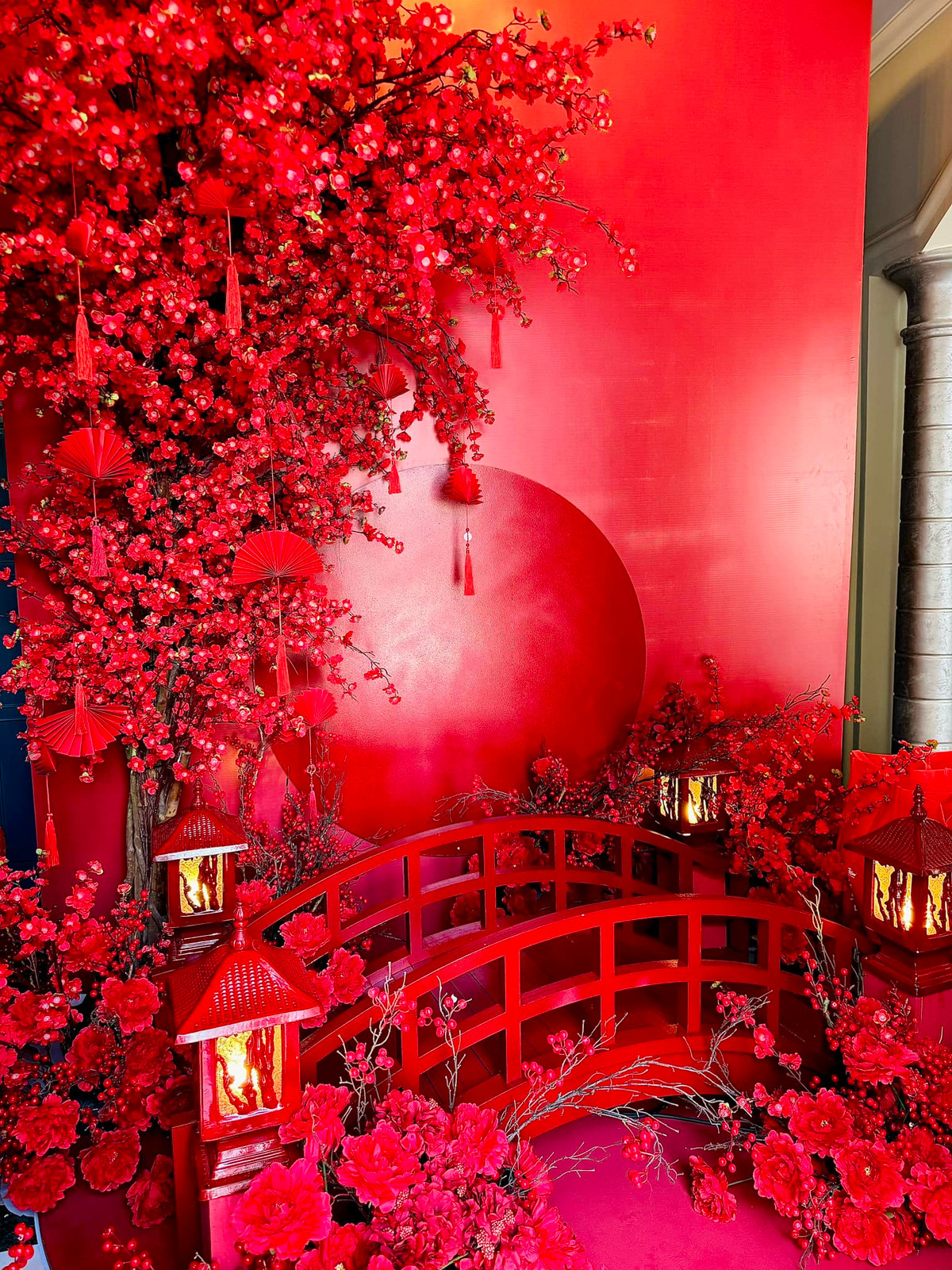 Phía trong nhà, mọi ngóc ngách đều tràn ngập sắc đỏ.