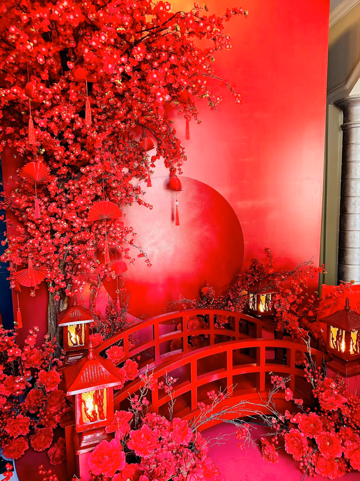 Phía trong nhà, mọi ngóc ngách đều tràn ngập sắc đỏ.