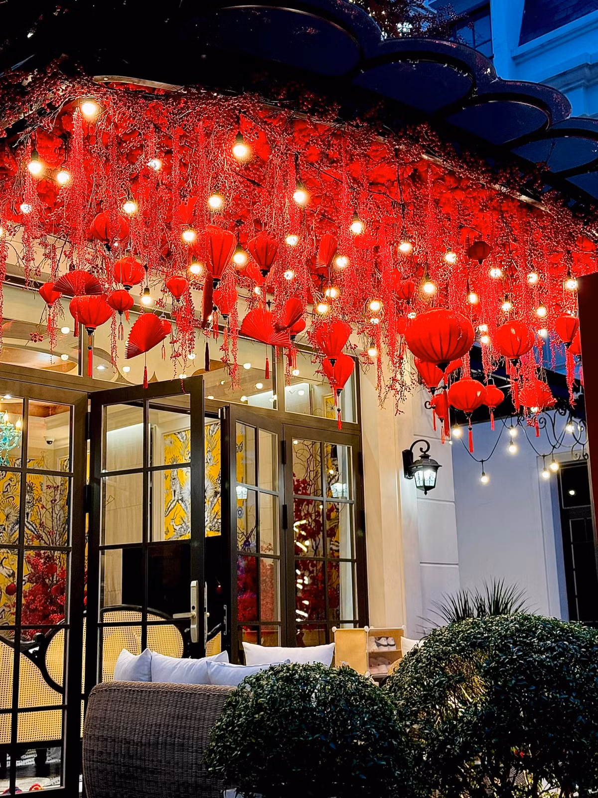 Không gian trước hiên nhà lung linh.