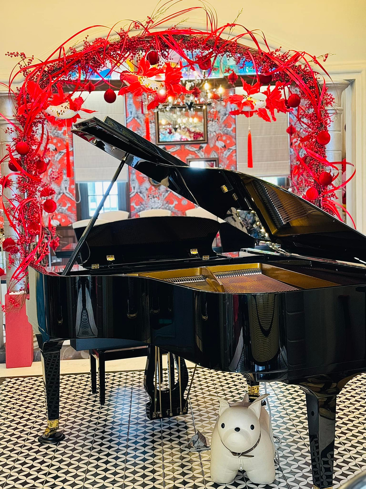 Cùng với đó là ánh đèn sáng choang và nội thất sang trọng tôn thêm vẻ quý tộc cho căn nhà.