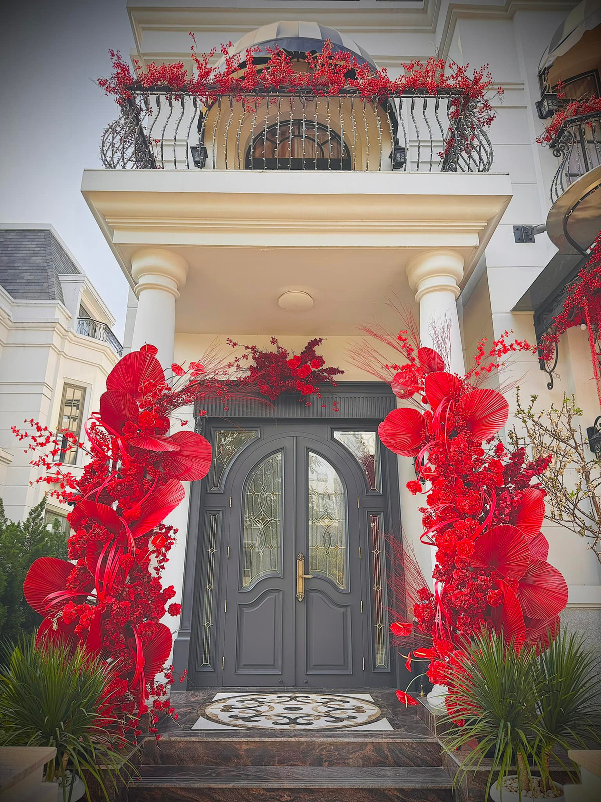 Căn nhà được trang trí bắt mắt với màu đỏ chủ đạo.