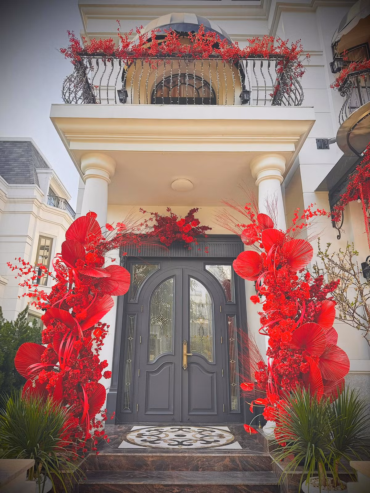 Căn nhà được trang trí bắt mắt với màu đỏ chủ đạo.