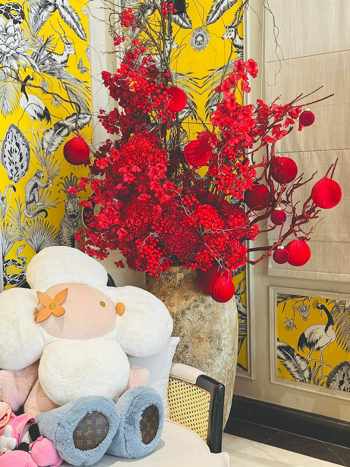 Nhiều bình hoa đỏ cùng các món đồ decor xinh xắn được trưng dụng.