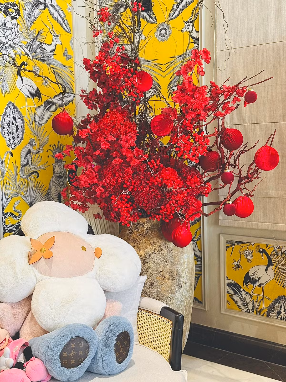 Nhiều bình hoa đỏ cùng các món đồ decor xinh xắn được trưng dụng.