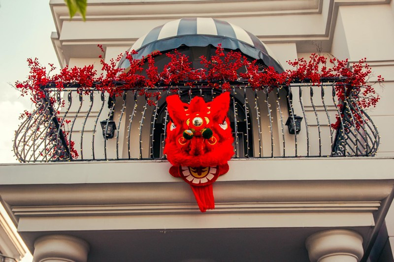 Ban công treo một đầu lân lớn, thể hiện mong ước thịnh vượng, may mắn, xua đuổi điềm xấu.