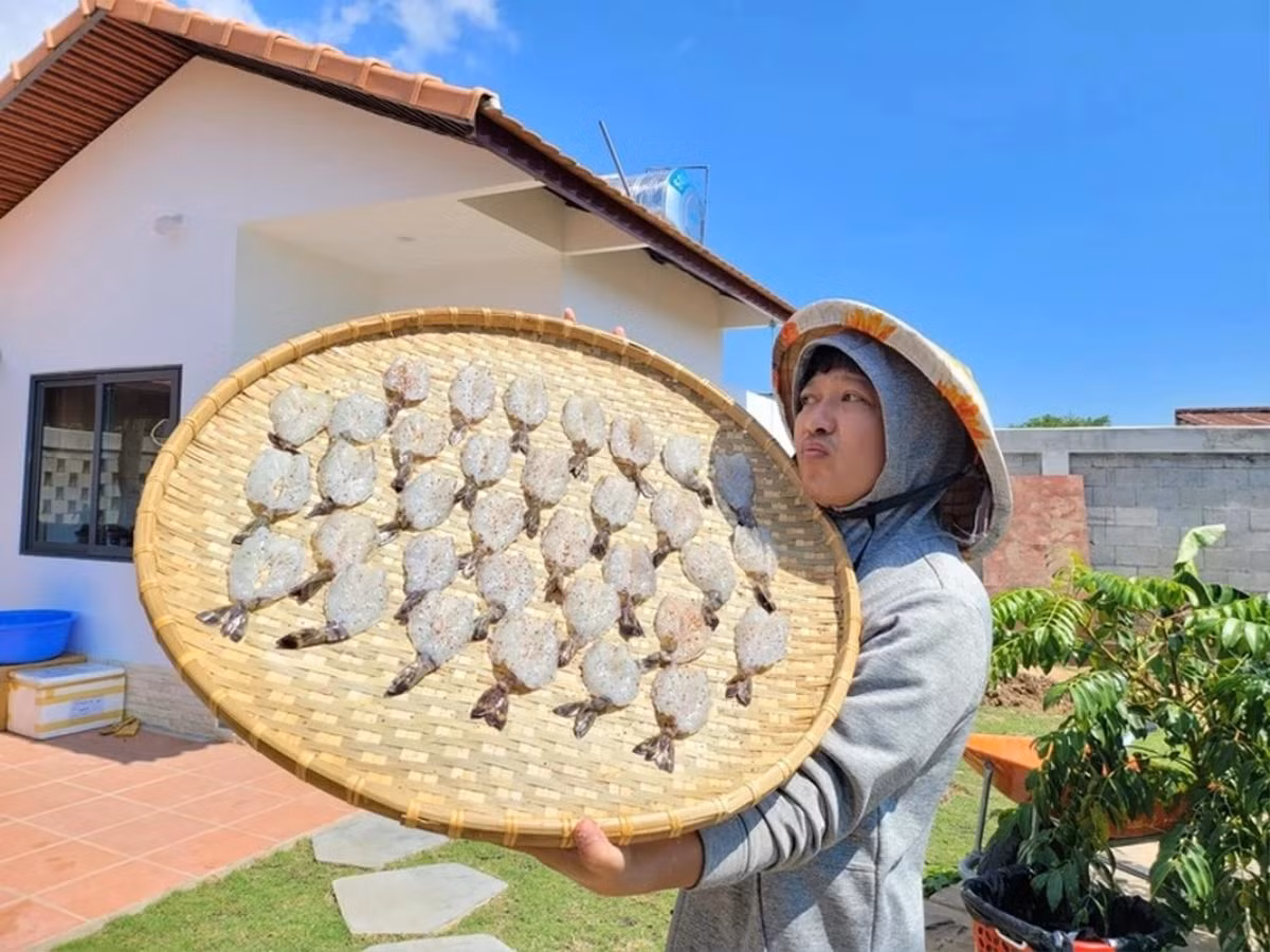 Không chỉ trồng trọt, tự tay thu hoạch rau trái, Trường Giang còn tự làm cá khô bên trong biệt thự rộng lớn ở ngoại ô. Ảnh: FBNV