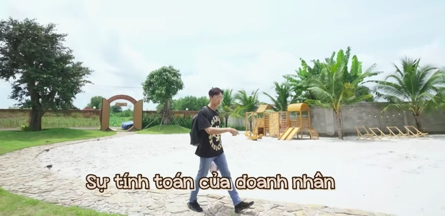 Khi đến biệt thự của Trường Giang, Ngô Kiến Huy không khỏi trầm trồ trước không gian sống rộng lớn ở đây. Nam ca sĩ nhanh chóng định giá khu biệt thự vườn nam nghệ sĩ xây cho con gái là khoảng 70 tỷ đồng. Ảnh chụp màn hình