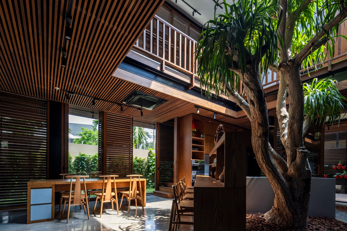 Toàn bộ hệ thống được cố định chắc chắn vào khung thép chắc chắn. Có thể coi đây là giải pháp hai trong một, giải quyết được cả yếu tố nắng và gió đồng thời kết hợp các nguyên tắc phong thủy.