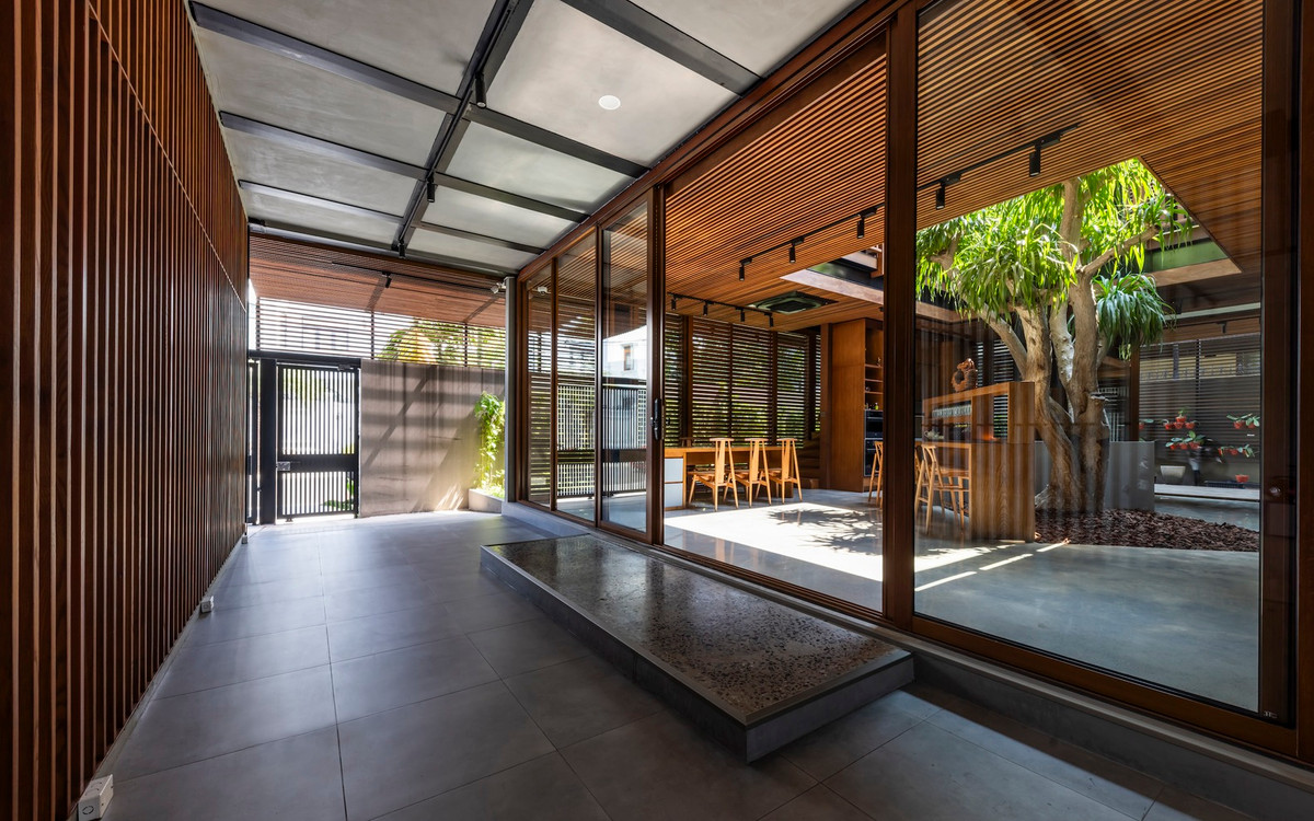 Nhằm đáp ứng nhu cầu của gia chủ, kiến trúc sư triển khai giải pháp thông minh mang tên “Mặt tiền hai lớp”. Cấu trúc này bao gồm hệ thống lam gỗ nhiệt (gỗ đã được xử lý nhiệt để tăng độ bền) ở bên ngoài, kết hợp với hệ thống kính trượt bên trong.