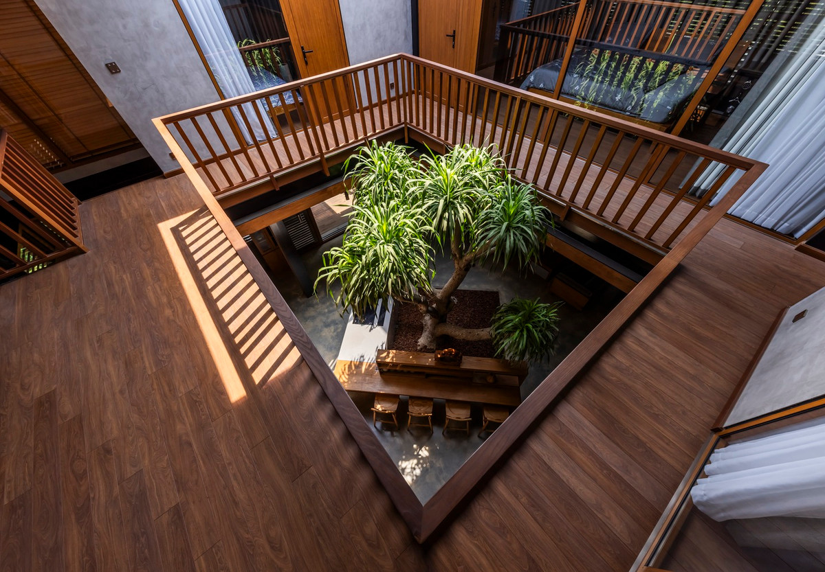 Nhà bếp được di chuyển vào trung tâm khối chức năng chính ở tầng trệt, kết hợp với giếng trời trên cao tạo thành một trục thẳng đứng hoàn hảo kết nối với thiên nhiên.