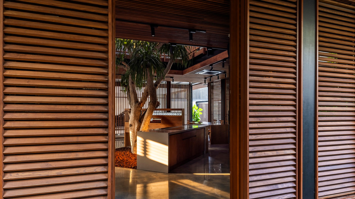 Bên cạnh đó, chủ nhà muốn kết hợp một lượng đáng kể vật liệu gỗ để tạo ra một không gian sống hài hòa với thiên nhiên.