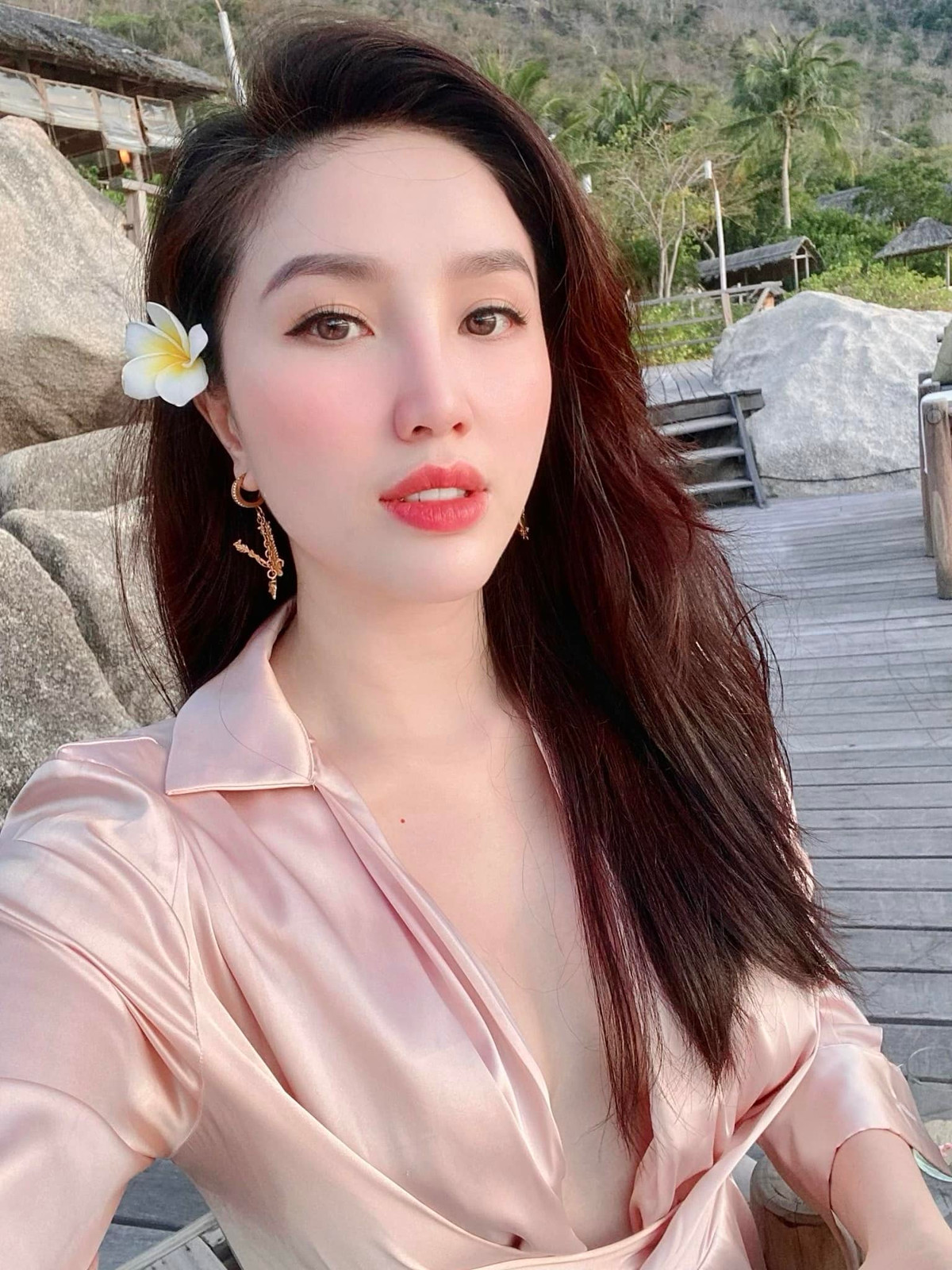 Sau khi kết hôn với doanh nhân Phan Lĩnh, Bảo Thy được tận hưởng cuộc sống giàu sang, hạnh phúc khiến nhiều người ghen tỵ.