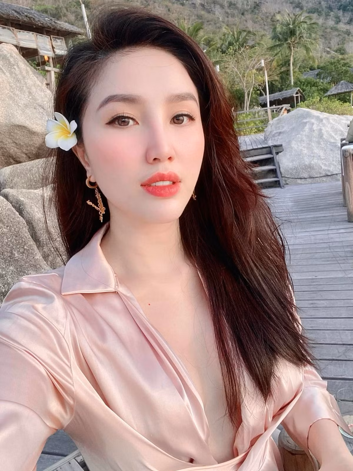 Sau khi kết hôn với doanh nhân Phan Lĩnh, Bảo Thy được tận hưởng cuộc sống giàu sang, hạnh phúc khiến nhiều người ghen tỵ.