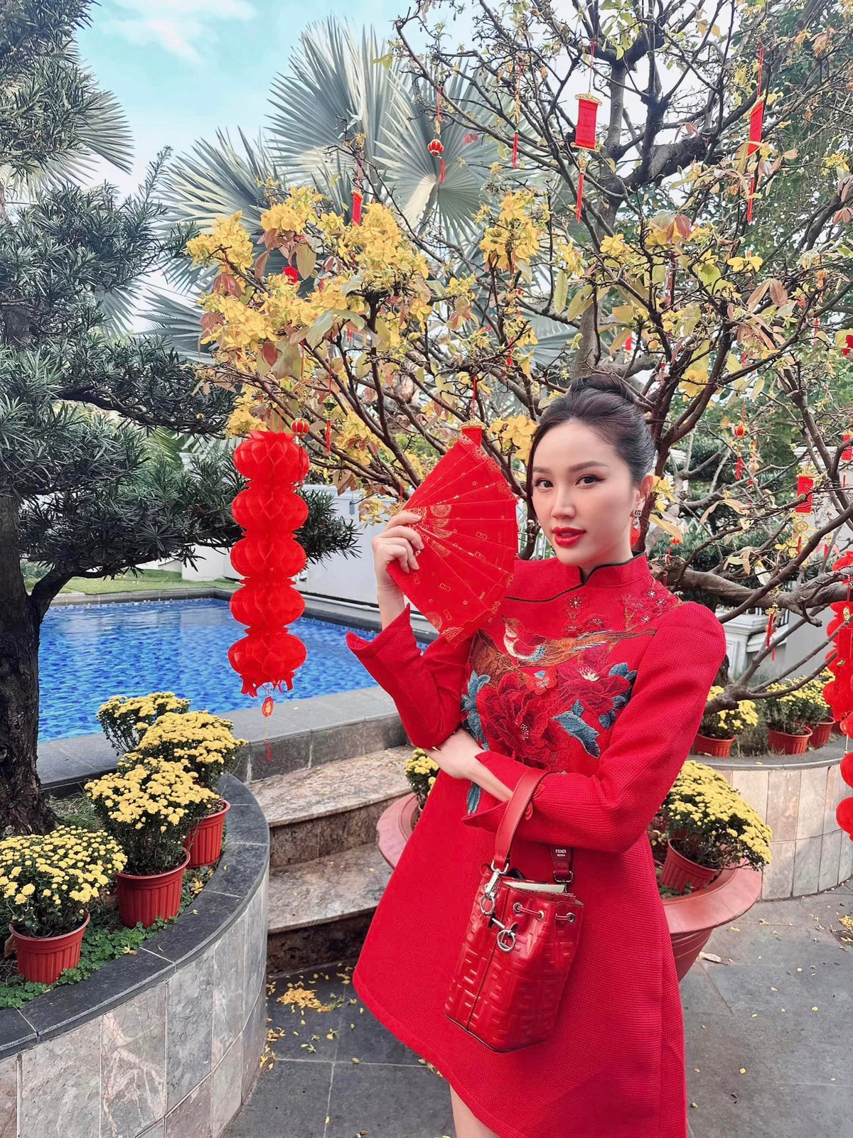 Khuôn viên căn biệt thự còn có hồ bơi riêng khá rộng.