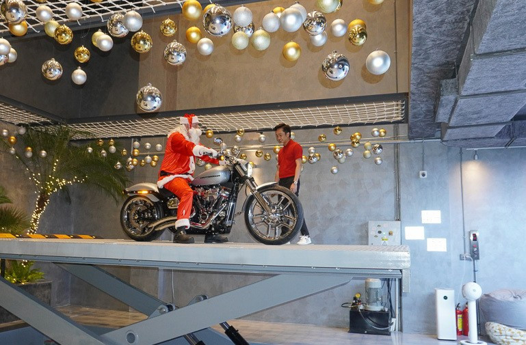 Giáng sinh năm 2020, Cường Đô La chia sẻ món quà được bà xã tặng. Đó là chiếc motor Harley-Davidson Breakout 114 2020 phiên bản Barracuda Silver.