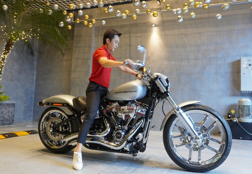 Mẫu xe 2 bánh này được phân phối chính hãng với giá khoảng 800 triệu đồng. Tuy nhiên, bản độ của Cường Đô La giá lên tới gần 2 tỷ đồng, hơn gấp đôi giá nguyên bản.