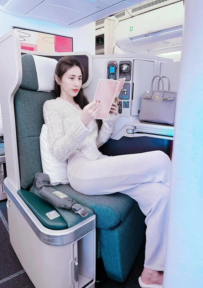 Vợ chồng Thủy Tiên - Công Vinh thường xuyên có những chuyến đi du lịch hạng thương gia đẳng cấp.