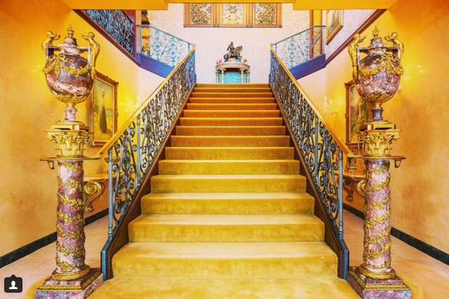 Thứ người thường dùng làm đồ trang sức chỉ đáng để người giàu dát vàng cầu thang.