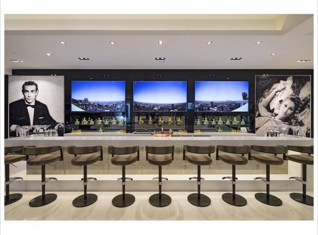 Trong nhà của tỷ phú có cả một quầy bar vĩ đại.