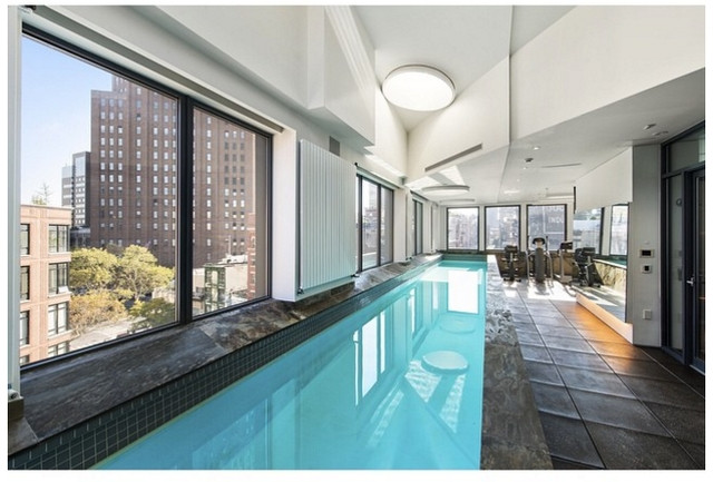 Bể bơi trên mái được bố trí khéo léo trong nhà.