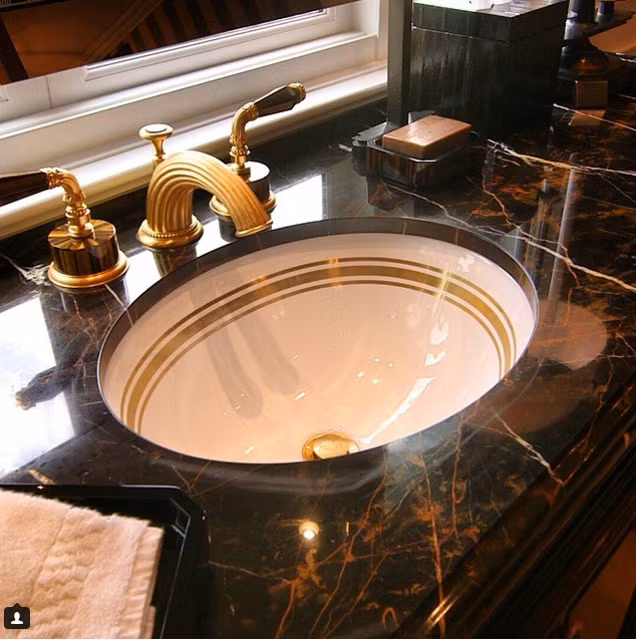 Thậm chí trong nhà vệ sinh cũng được dát vàng.