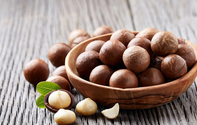 Theo Bộ Nông nghiệp và PTNT, mắc ca Việt Nam đã được xuất khẩu sang 21 quốc gia/vùng lãnh thổ gồm Thái Lan, Đức, Malaysia, Hong Kong (TQ), Hà Lan, Mỹ...Sản phẩm mắc ca của Việt Nam chủ yếu là hạt sấy khô, nhân. Ảnh: Báo Đắk Nông