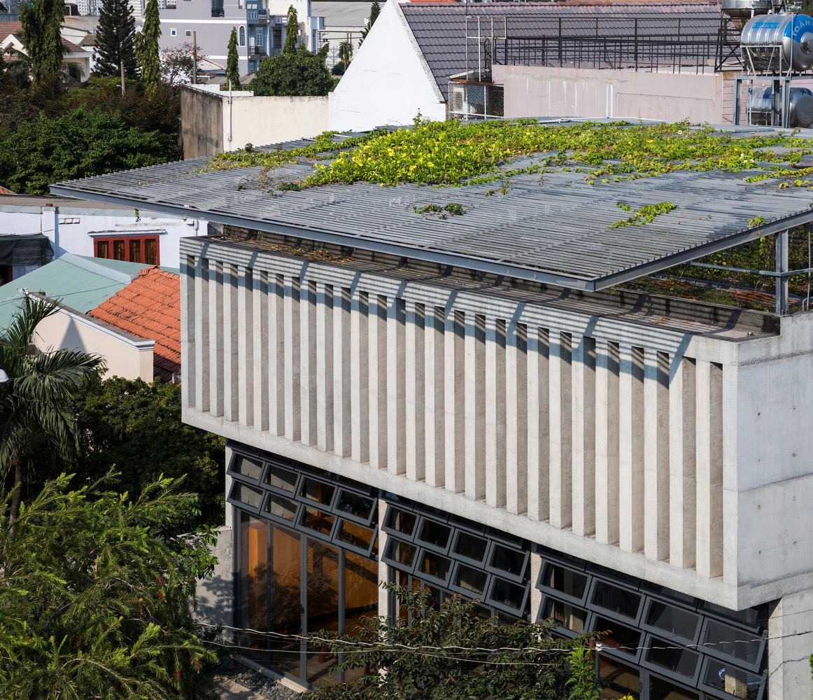 Khoảng sân này nằm giữa “sảnh trước” và “sảnh sau” bên dưới giàn cây xanh