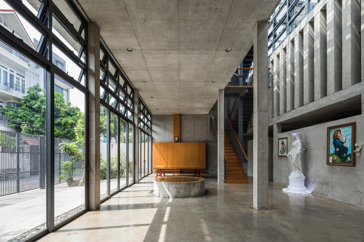 Giữa không gian sinh hoạt chung là khu thờ cúng và hồ cá hình tròn mang ý nghĩa phong thủy.