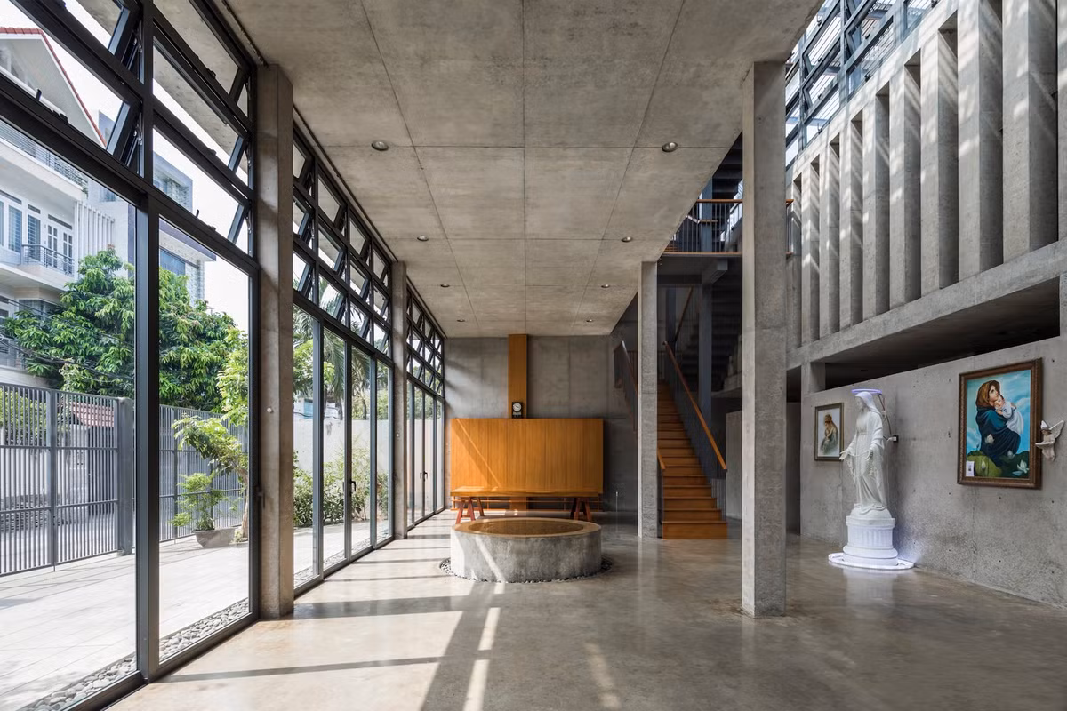 Giữa không gian sinh hoạt chung là khu thờ cúng và hồ cá hình tròn mang ý nghĩa phong thủy.