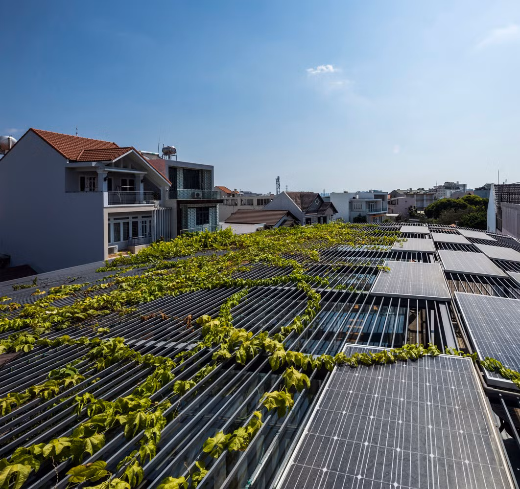 Vườn cây trên mái tạo thành lớp vỏ bao phủ giúp làm mát công trình. Nguồn ảnh: Hiroyuki Oki