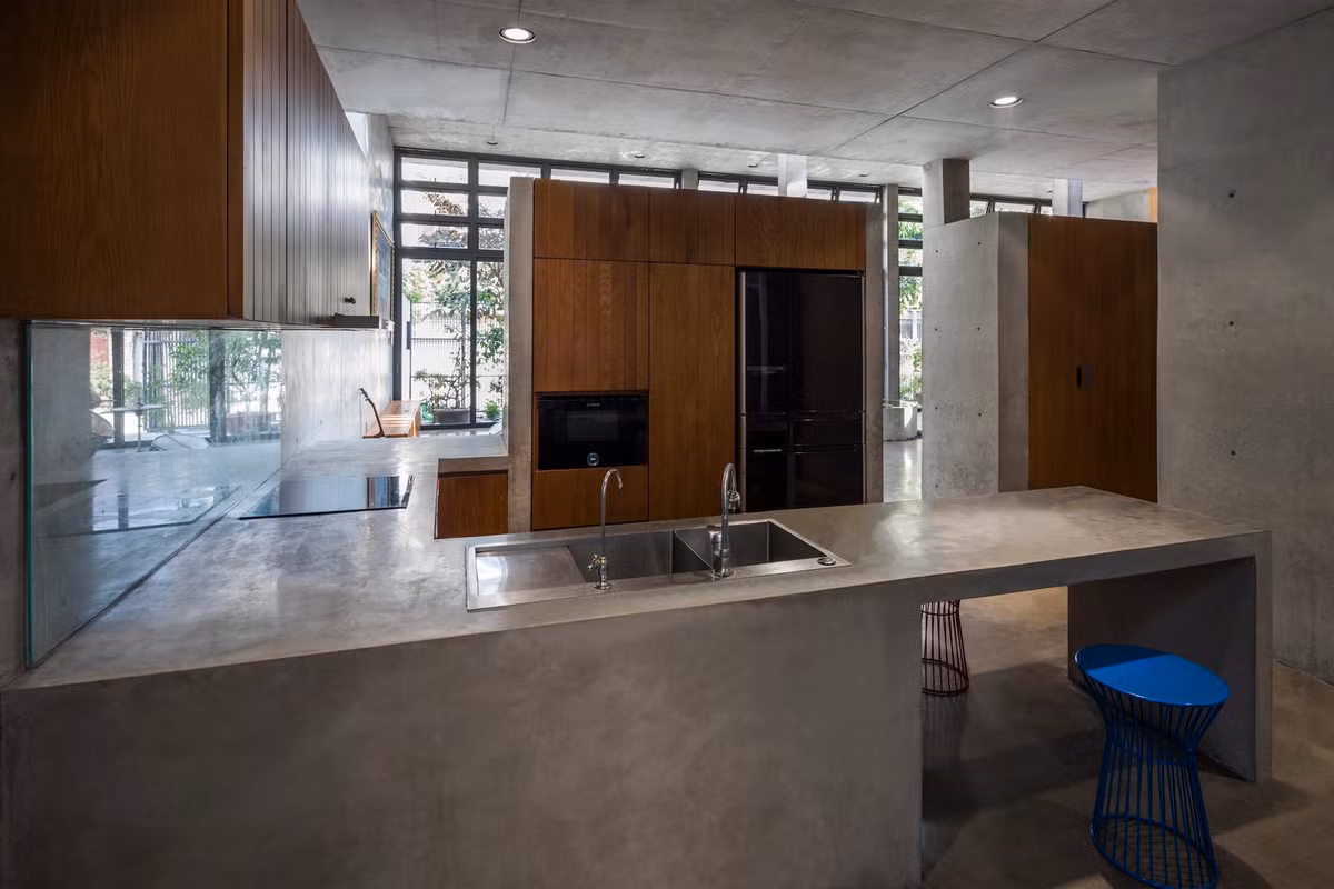 Với mặt bằng hình chữ nhật, phẳng và không chia ngăn, đồ đạc trong không gian sinh hoạt chung được bố trí một cách linh hoạt, đáp ứng nhu cầu sử dụng thay đổi theo thời gian của gia đình. Đây là không gian thân thiện, thu hút mọi người giao lưu với nhau bằng nhiều ánh nắng, gió, cây cỏ, mặt nước.