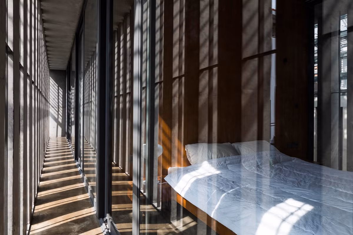 Không gian riêng tư của gia đình thiết kế bên trong 2 cấu trúc bê tông vững chắc ở tầng lầu.