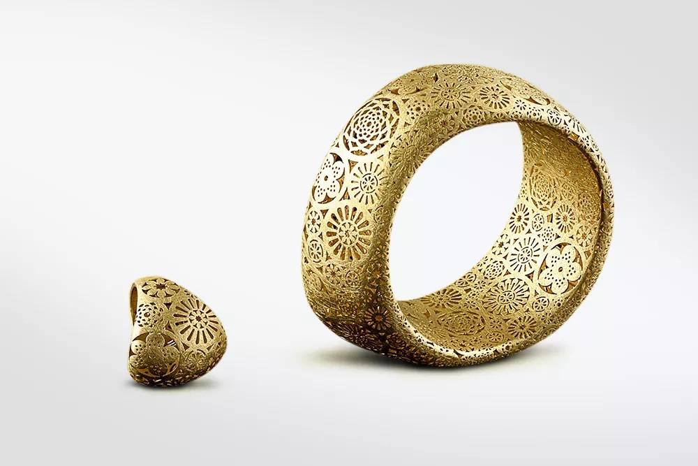 Một ounce vàng nguyên chất có thể được rèn thành một tấm vàng có diện tích 9 mét vuông. Ảnh: Gold