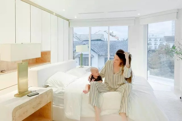 Phòng ngủ sang trọng với nhiều ô cửa sổ lớn lấy sáng tối đa.