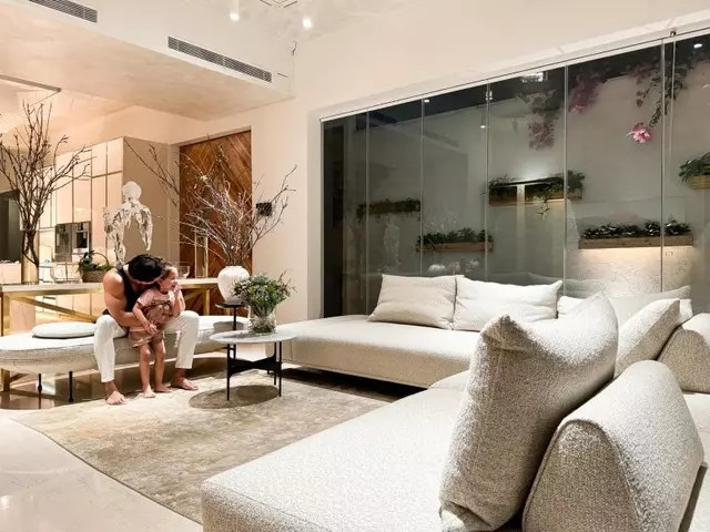 Qua bức ảnh, dân tình còn chú ý đến không gian căn biệt thự hoành tráng của Hồ Ngọc Hà - Kim Lý. Có thể thấy, không gian phòng khách trong căn biệt thự 30 tỷ thiết kế mở, đầy đủ tiện nghi.