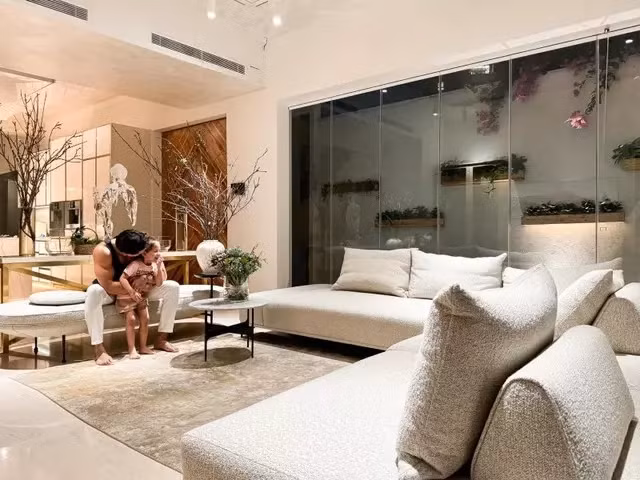 Qua bức ảnh, dân tình còn chú ý đến không gian căn biệt thự hoành tráng của Hồ Ngọc Hà - Kim Lý. Có thể thấy, không gian phòng khách trong căn biệt thự 30 tỷ thiết kế mở, đầy đủ tiện nghi.