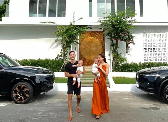 Đó là căn biệt thự nằm ven sông Sài Gòn, rộng khoảng 300m2. Nữ ca sĩ mới tậu căn nhà này sau khi sinh hai nhóc tỳ Leon và Lisa.