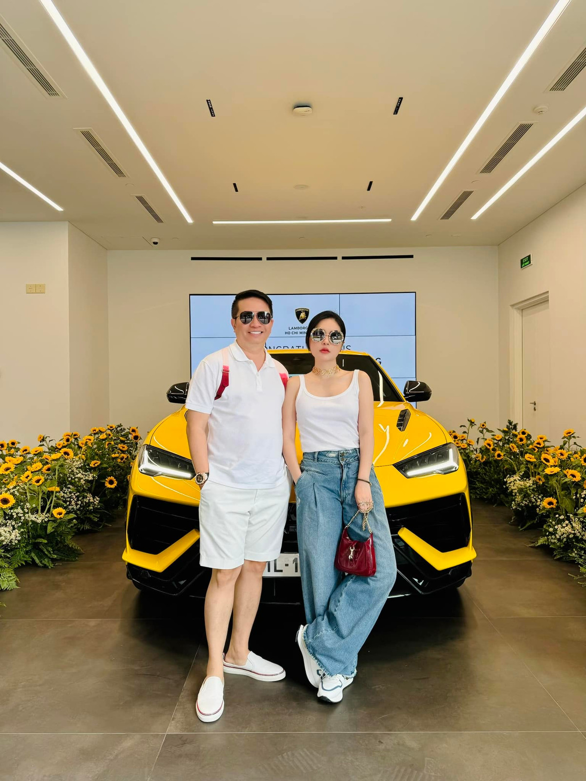 Bên cạnh ca sĩ, Đoàn Di Băng còn được nhiều người biết đến với khối tài sản khủng. Chồng Đoàn Di Băng là doanh nhân Nguyễn Quốc Vũ, một đại gia có tiếng sinh năm 1978.