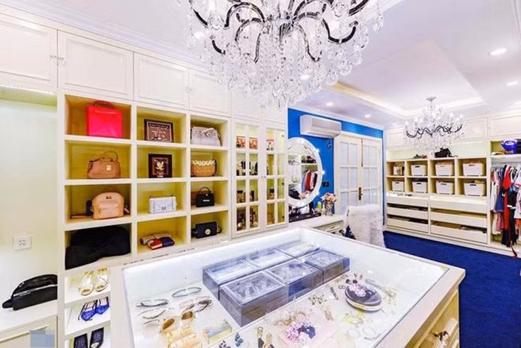 Di Băng có hẳn một căn phòng lớn, chỉ để phụ kiện, giày dép, túi xách...